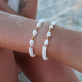 Elegantes Perlmutt Muschelarmband für Damen mit 18 Karat Vergoldung und edlen Perlen im sommerlichen Strand Design