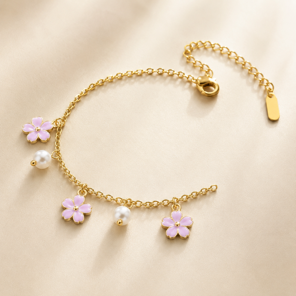 Elegantes Cazador Blumenarmband mit Emaille‑Plumeria und Perlen
