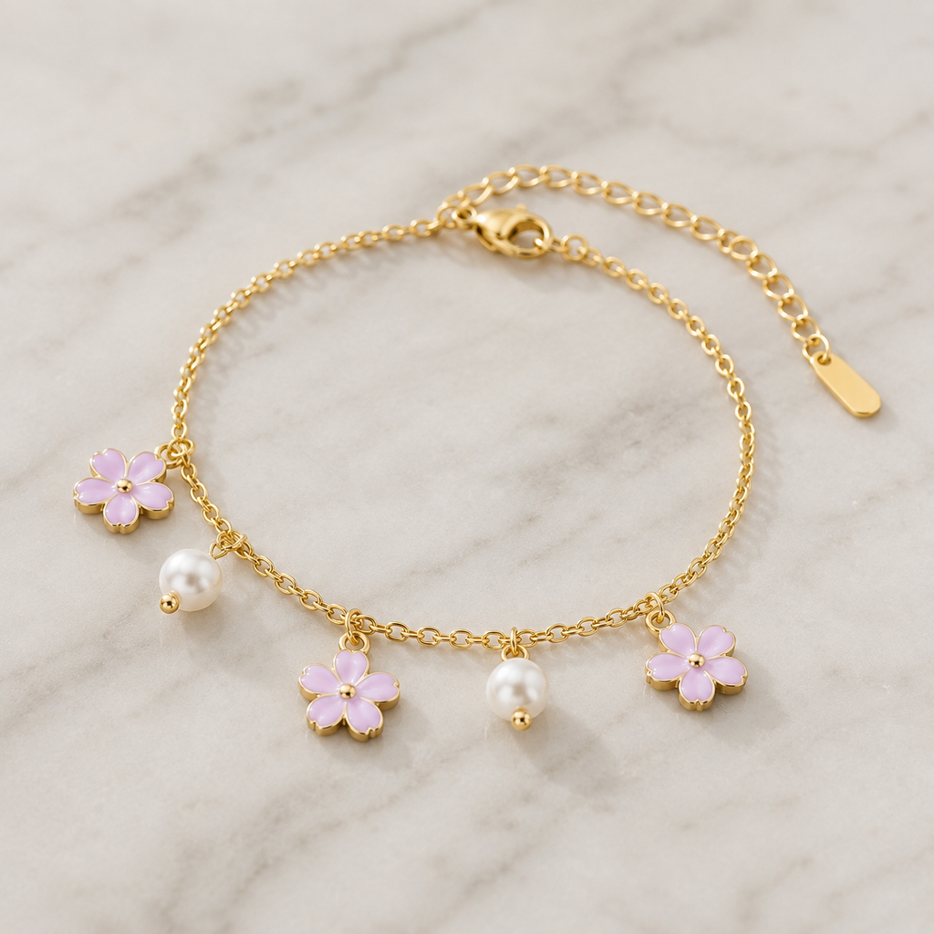 Elegantes Cazador Blumenarmband mit Emaille‑Plumeria und Perlen