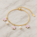 Elegantes Cazador Blumenarmband mit Emaille‑Plumeria und Perlen