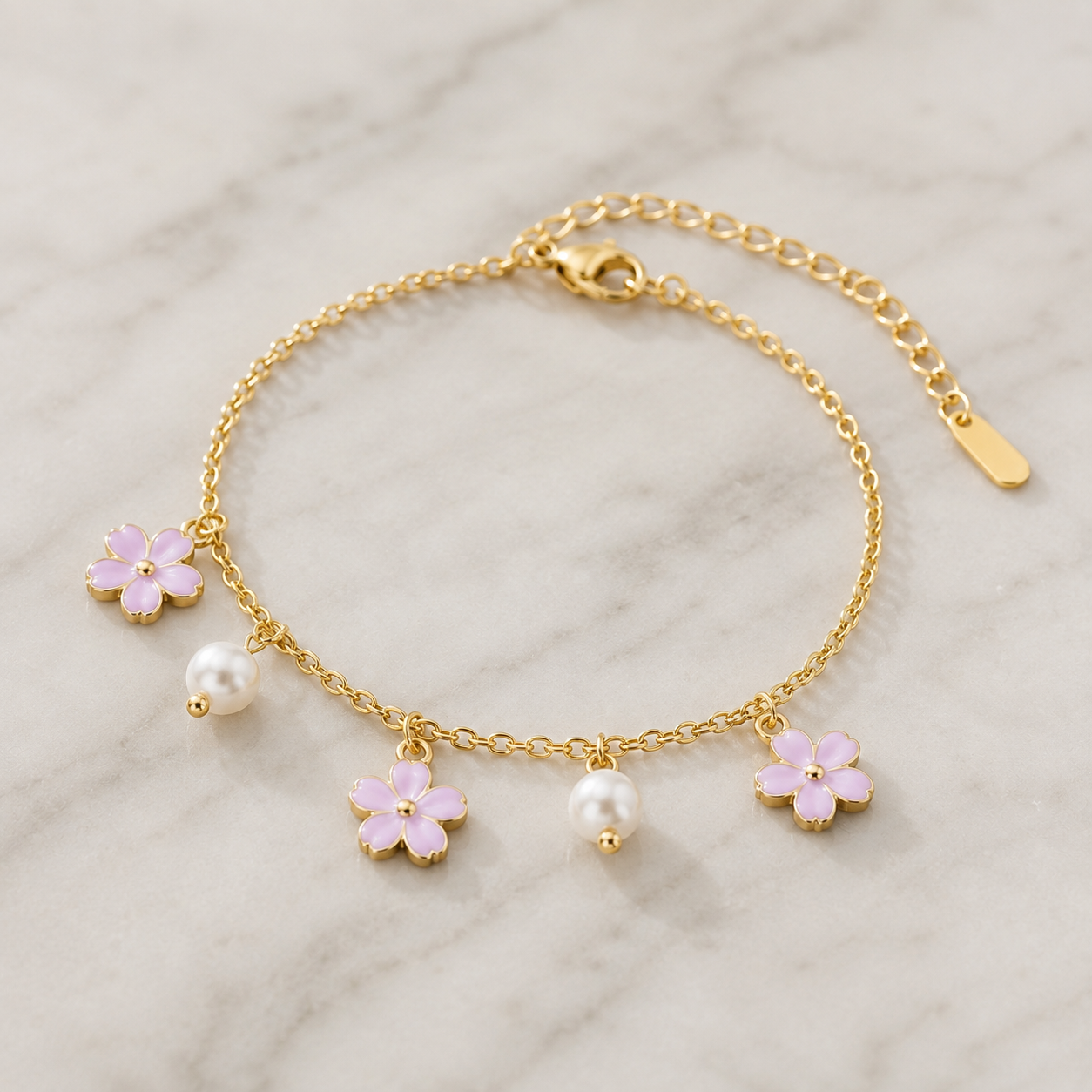 Elegantes Cazador Blumenarmband mit Emaille‑Plumeria und Perlen
