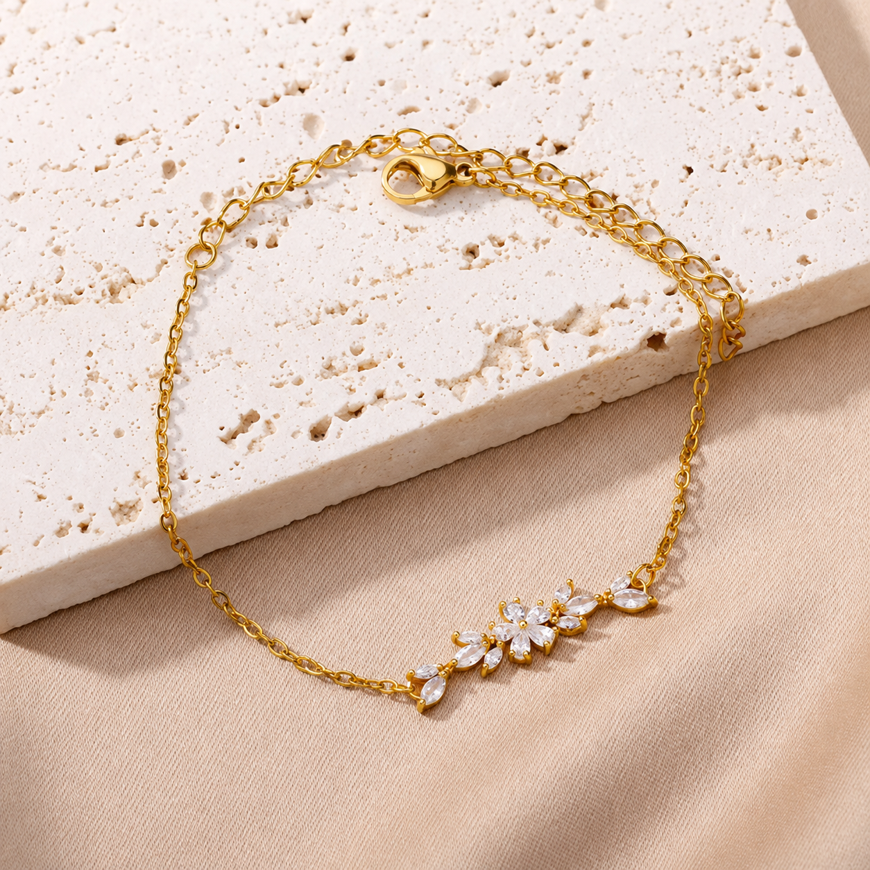 Luxuriöses Goldfarbenes Charm‑Armband mit Zirkonblume