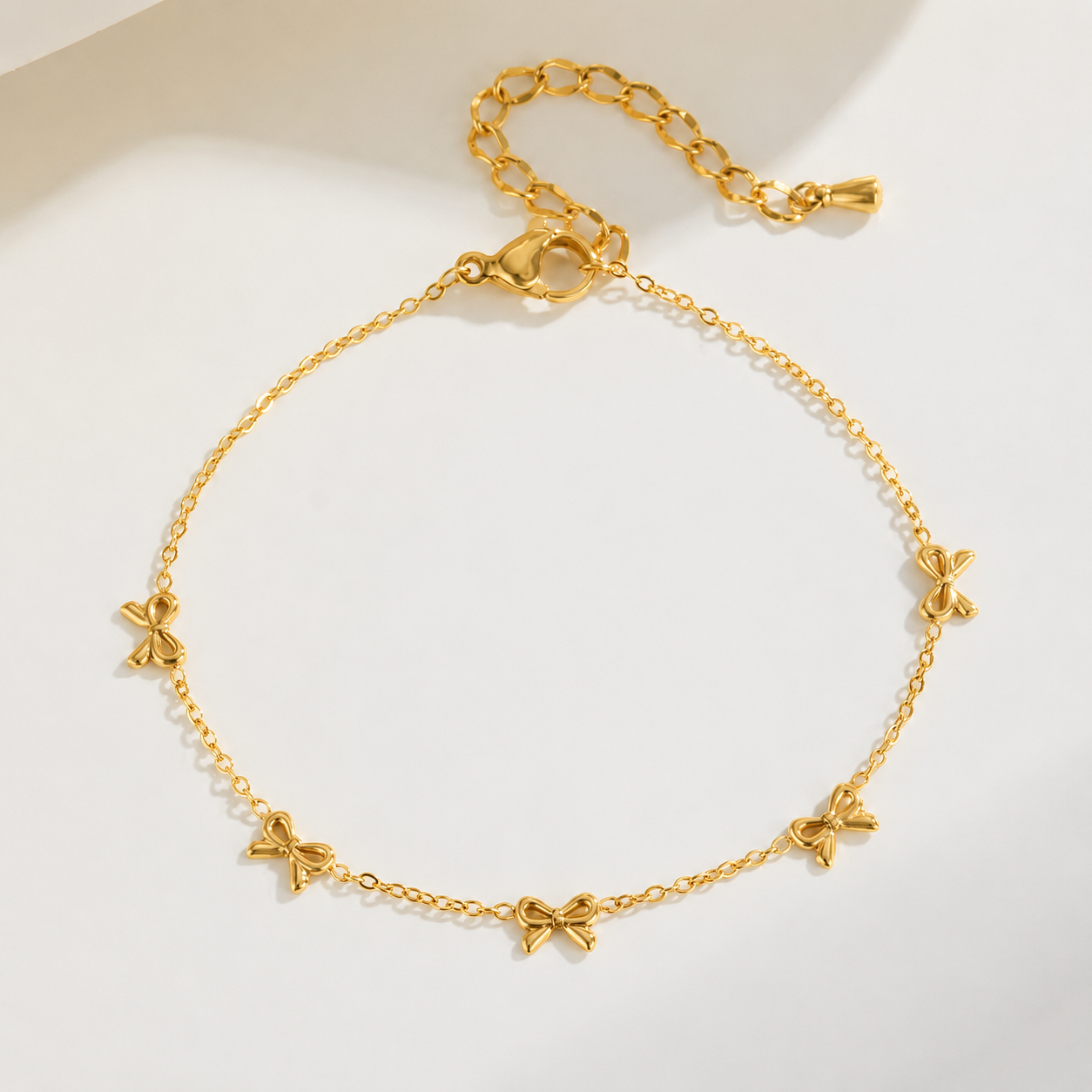 Klassisches goldfarbenes Schleifenarmband für Damen aus hochwertigem Edelstahl mit eleganter Rolo Kette