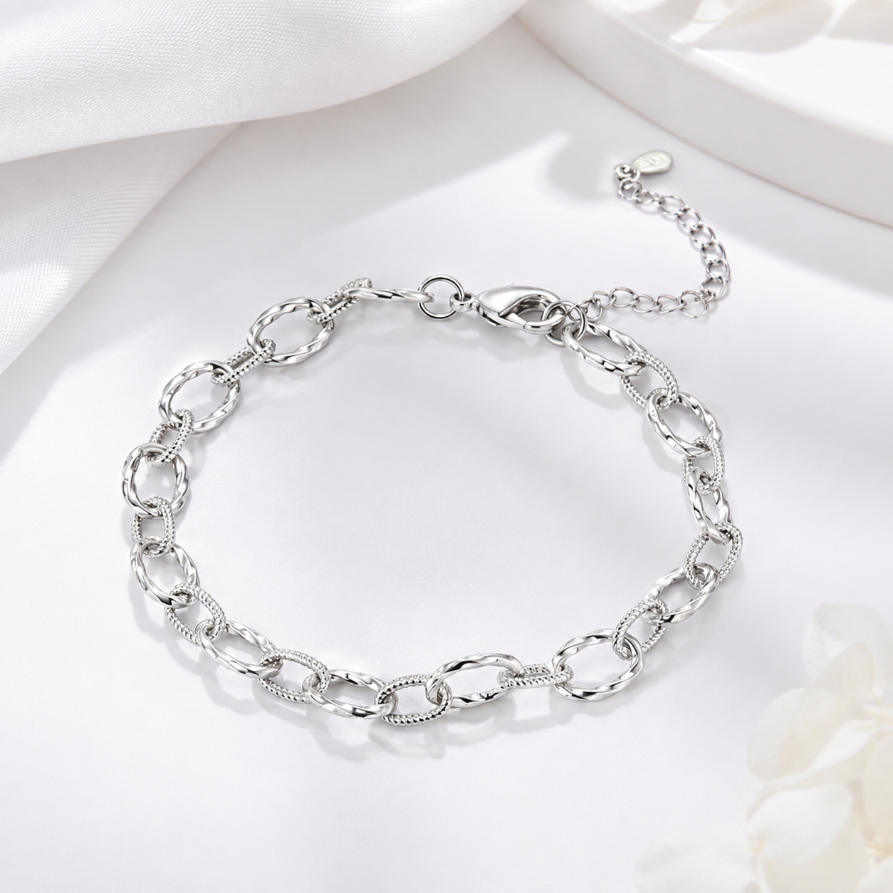 Elegantes handgefertigtes Kettenarmband für Damen aus original 925 Silber mit elliptischer Textur als edles Schmuckgeschenk