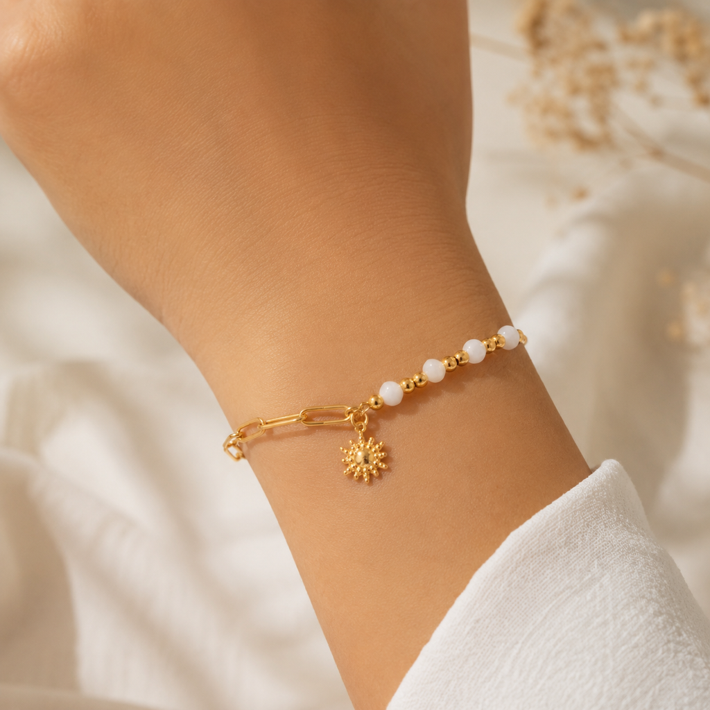 Elegantes Sonnen Anhänger Armband für Damen aus Edelstahl mit moderner Büroklammer Kette und feinen Perlendetails