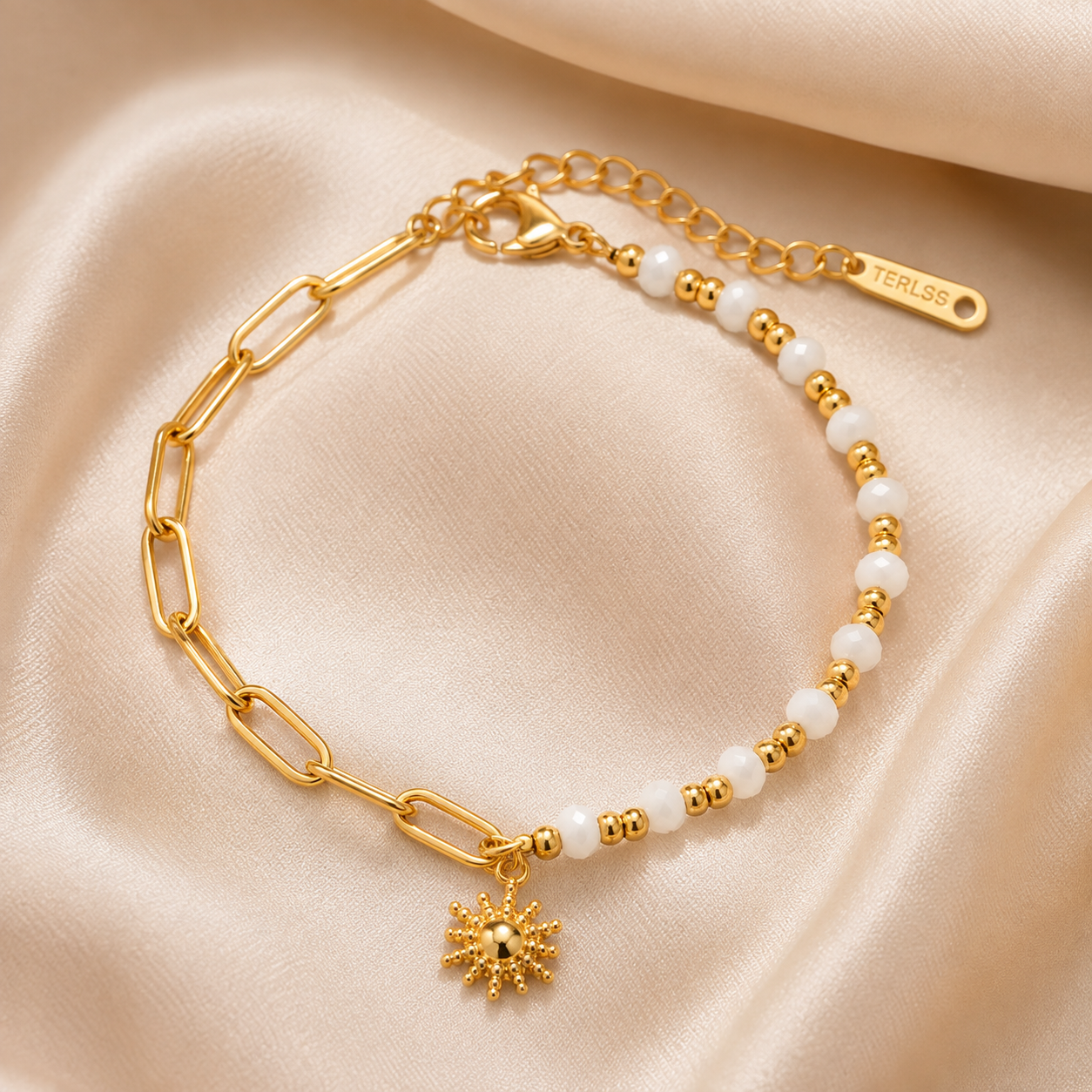 Elegantes Sonnen Anhänger Armband für Damen aus Edelstahl mit moderner Büroklammer Kette und feinen Perlendetails