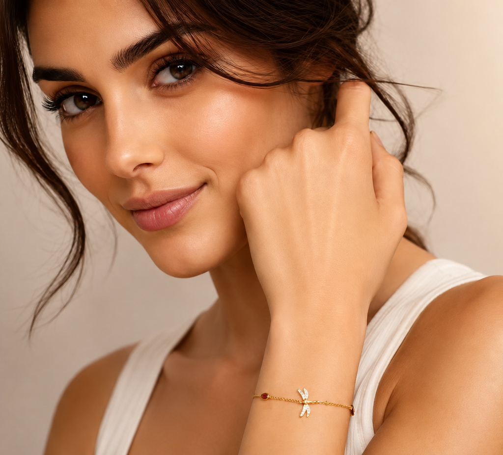 Sommerliches Libellenarmband für Damen aus vergoldetem 925 Sterling Silber mit bunten Akzenten und feiner Gliederkette