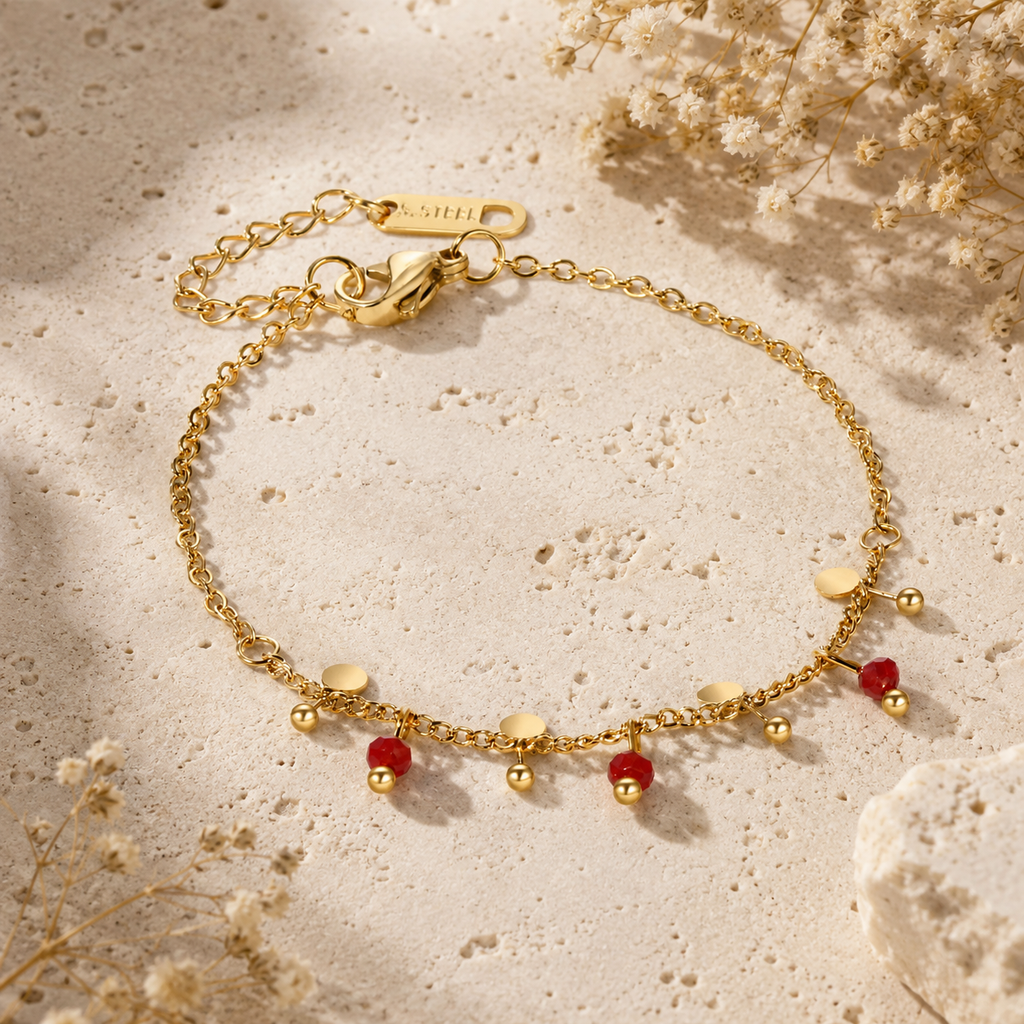 Modernes Charm Armband für Damen aus 18 Karat vergoldetem Edelstahl mit roten Acrylperlen