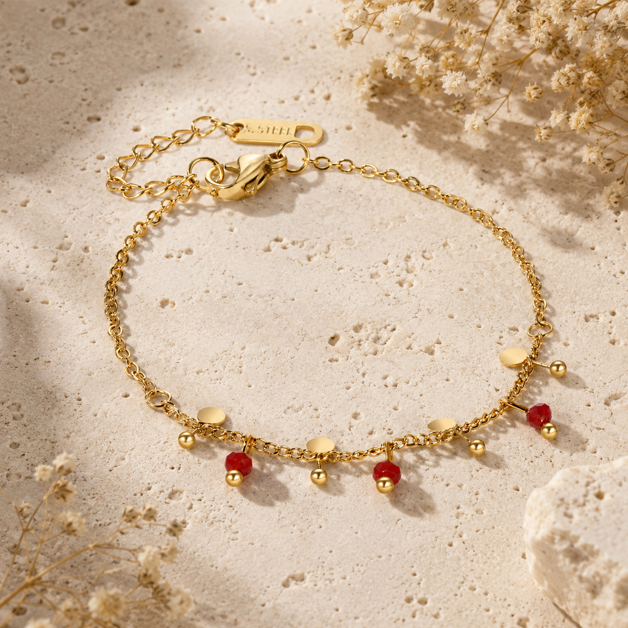 Modernes Charm Armband für Damen aus 18 Karat vergoldetem Edelstahl mit roten Acrylperlen