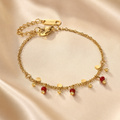 Modernes Charm Armband für Damen aus 18 Karat vergoldetem Edelstahl mit roten Acrylperlen