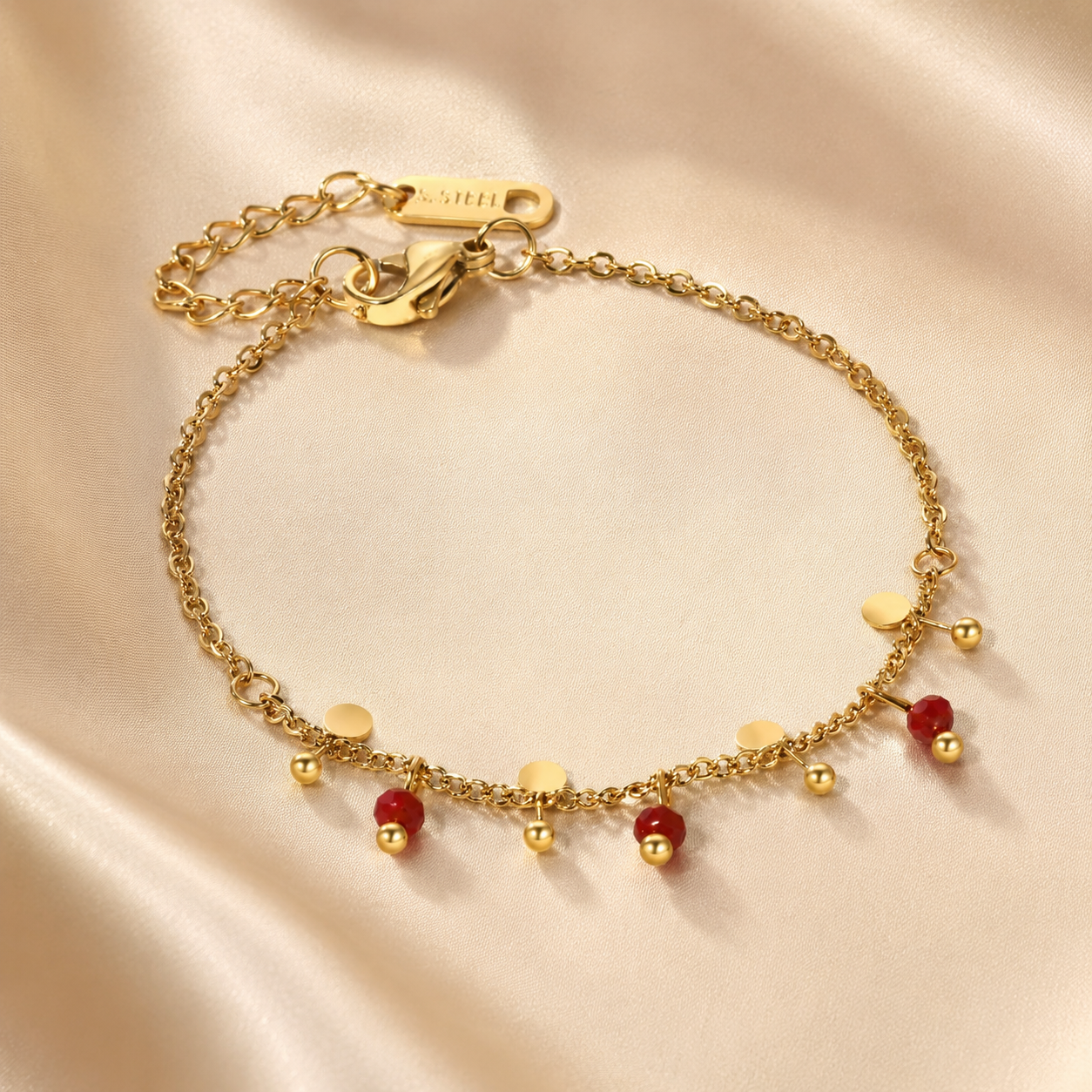 Modernes Charm Armband für Damen aus 18 Karat vergoldetem Edelstahl mit roten Acrylperlen