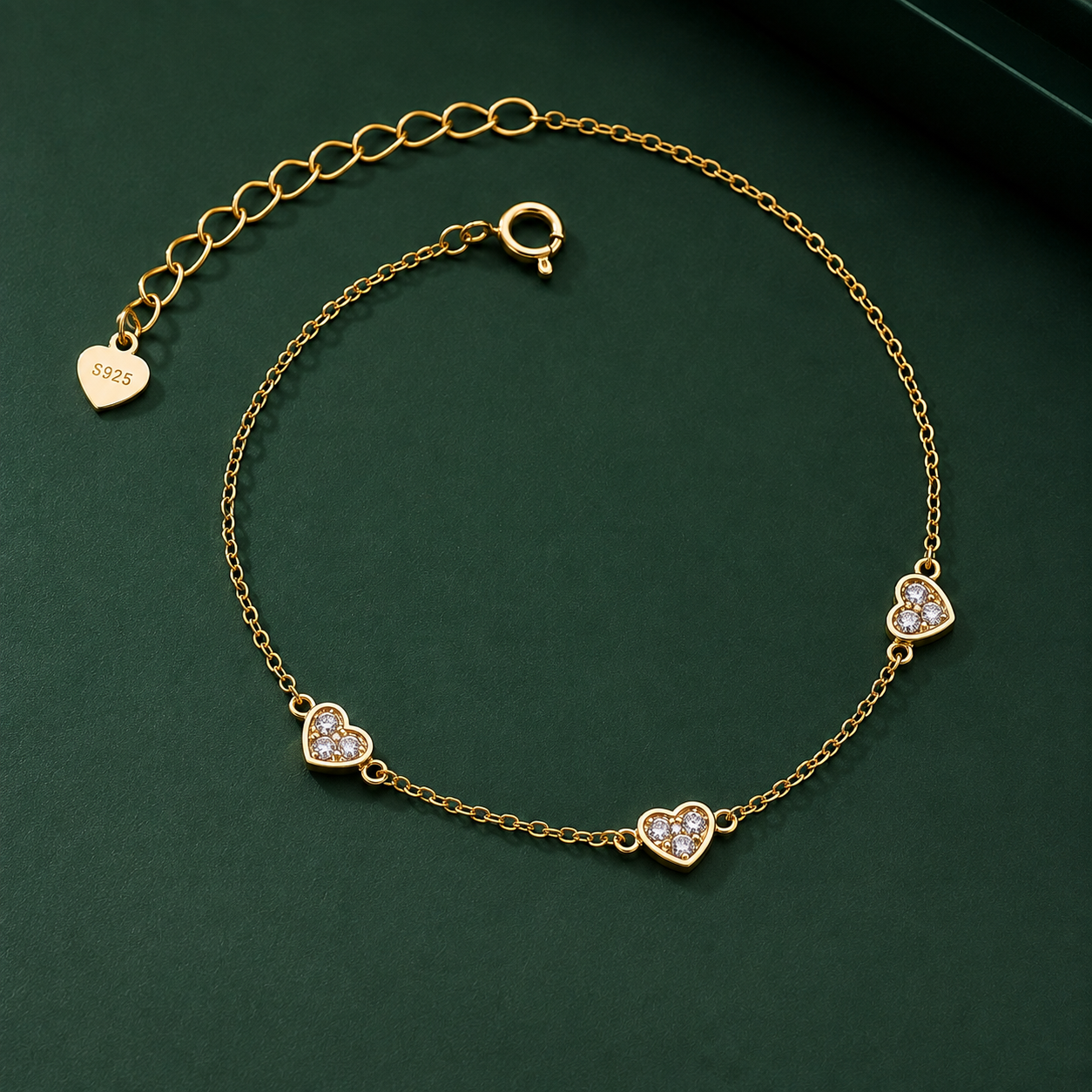 Romantisches Herz Charm Armband für Damen aus Silber mit funkelnden Zirkonsteinen