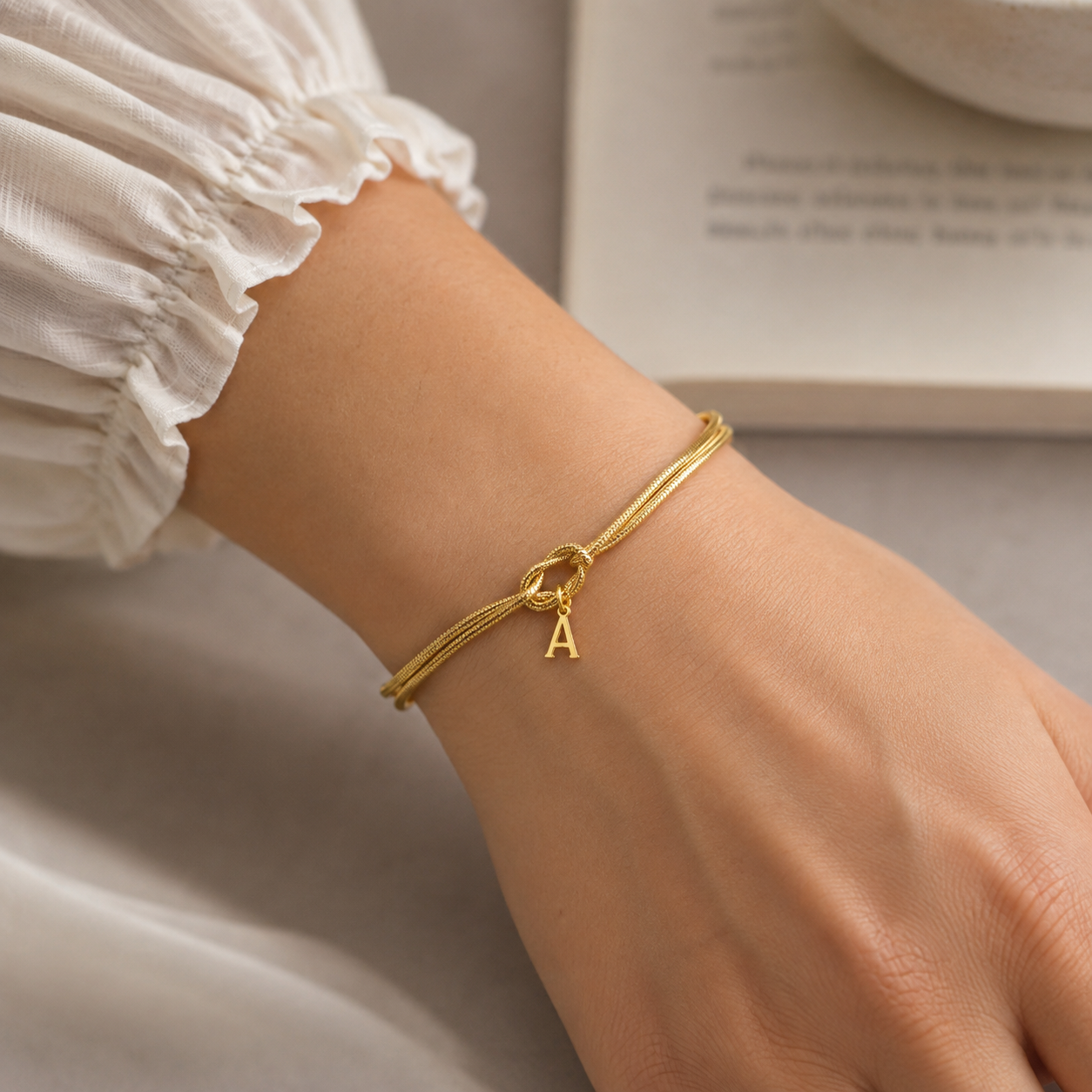 Personalisierbares Initialen Armband für Damen und Herren aus Edelstahl mit Liebesknoten