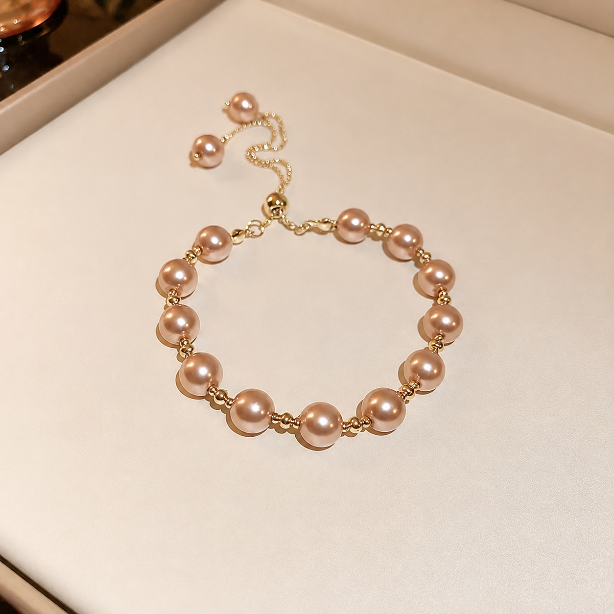 Elegantes Modearmband mit barocker Perle und zarter femininer Ausstrahlung