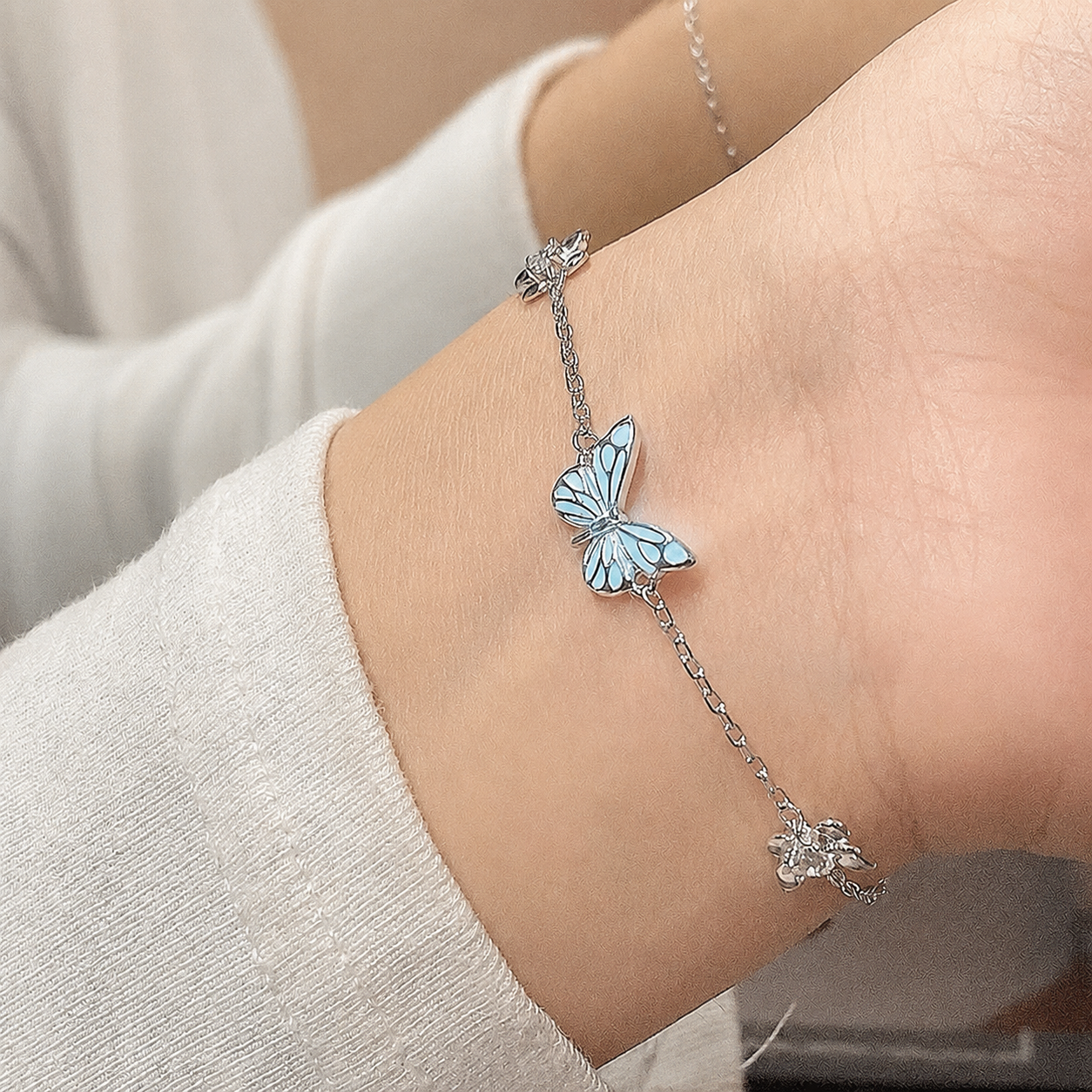 Minimalistisches Butterfly‑Kettenarmband mit leuchtendem Effekt