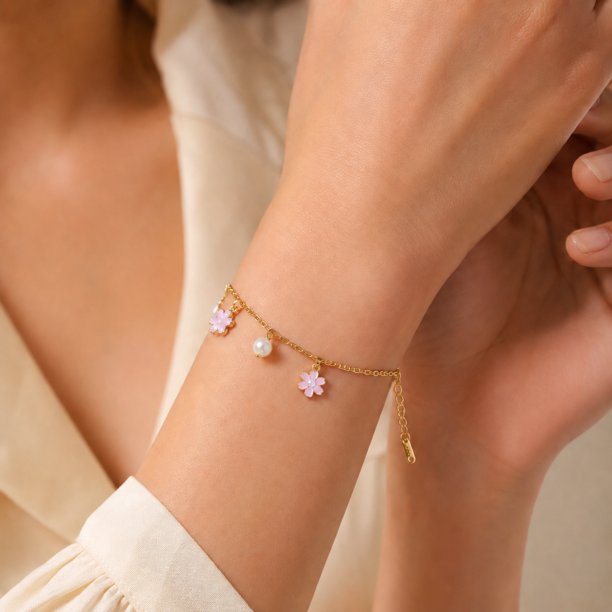 Elegantes Cazador Blumenarmband mit Emaille‑Plumeria und Perlen