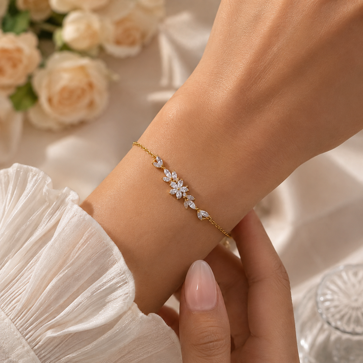 Luxuriöses Goldfarbenes Charm‑Armband mit Zirkonblume