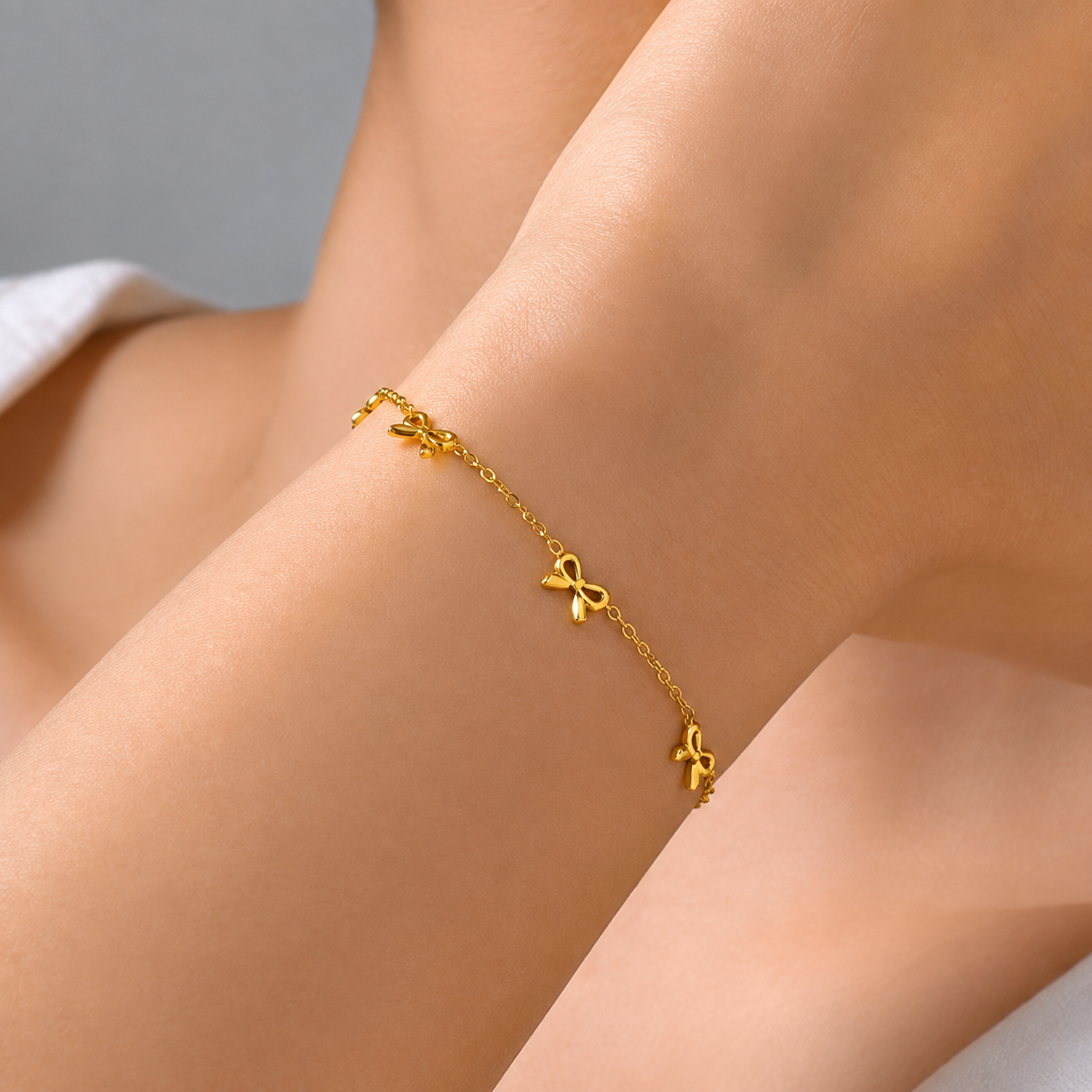 Klassisches goldfarbenes Schleifenarmband für Damen aus hochwertigem Edelstahl mit eleganter Rolo Kette