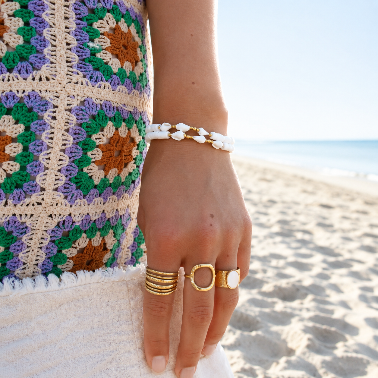 Elegantes Perlmutt Muschelarmband für Damen mit 18 Karat Vergoldung und edlen Perlen im sommerlichen Strand Design