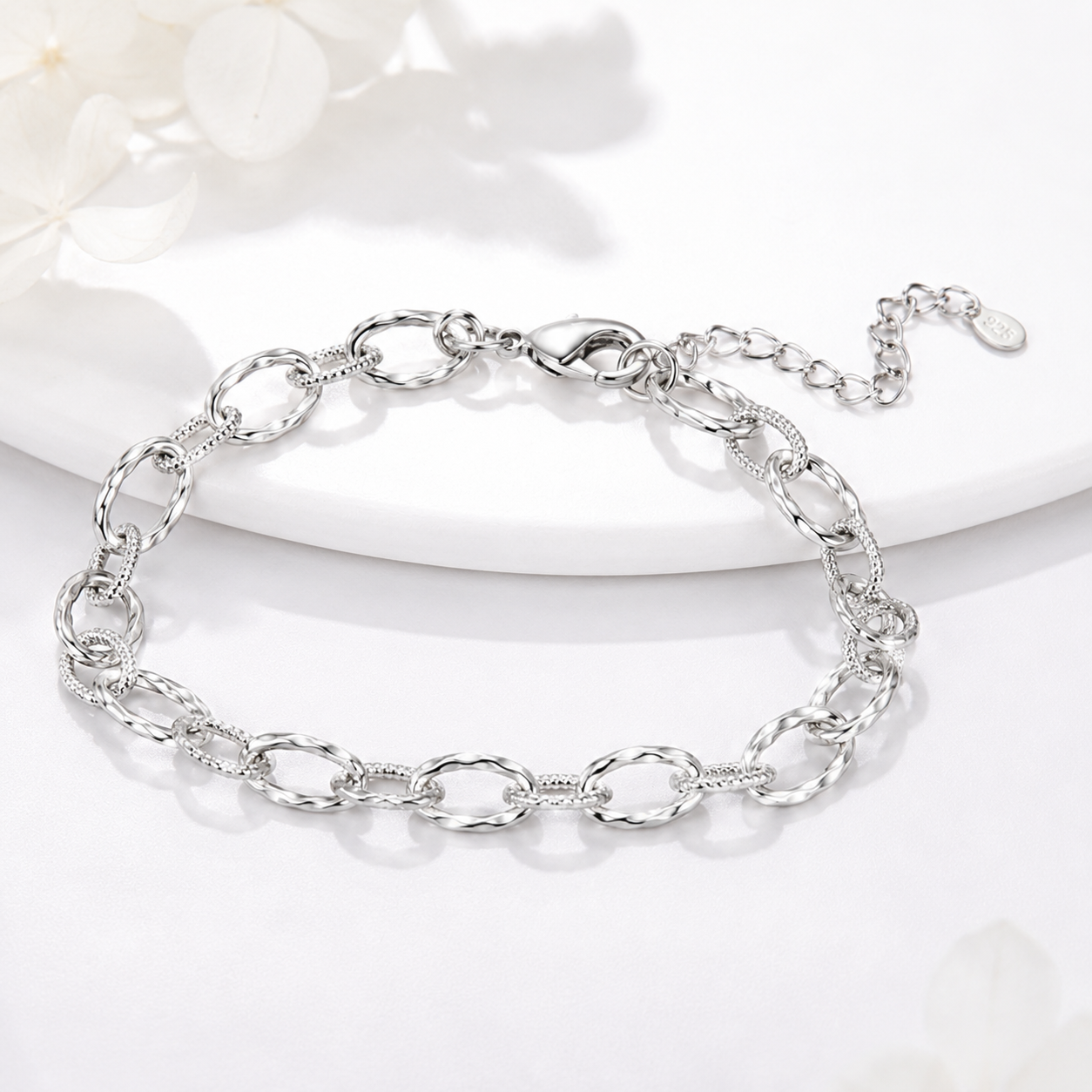 Elegantes handgefertigtes Kettenarmband für Damen aus original 925 Silber mit elliptischer Textur als edles Schmuckgeschenk