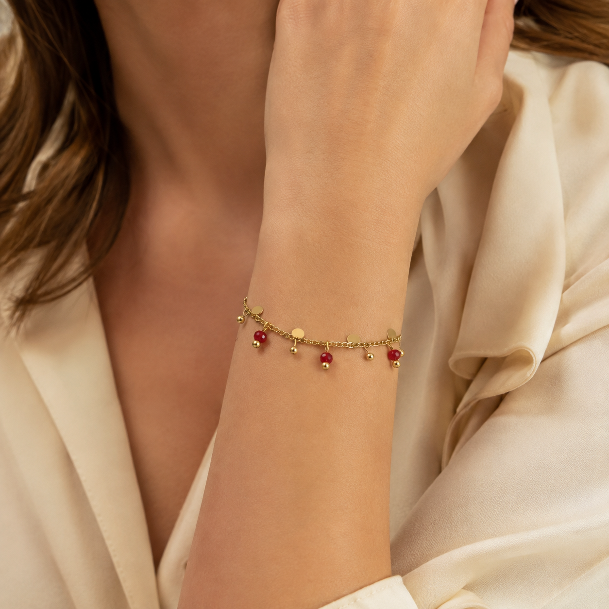Modernes Charm Armband für Damen aus 18 Karat vergoldetem Edelstahl mit roten Acrylperlen