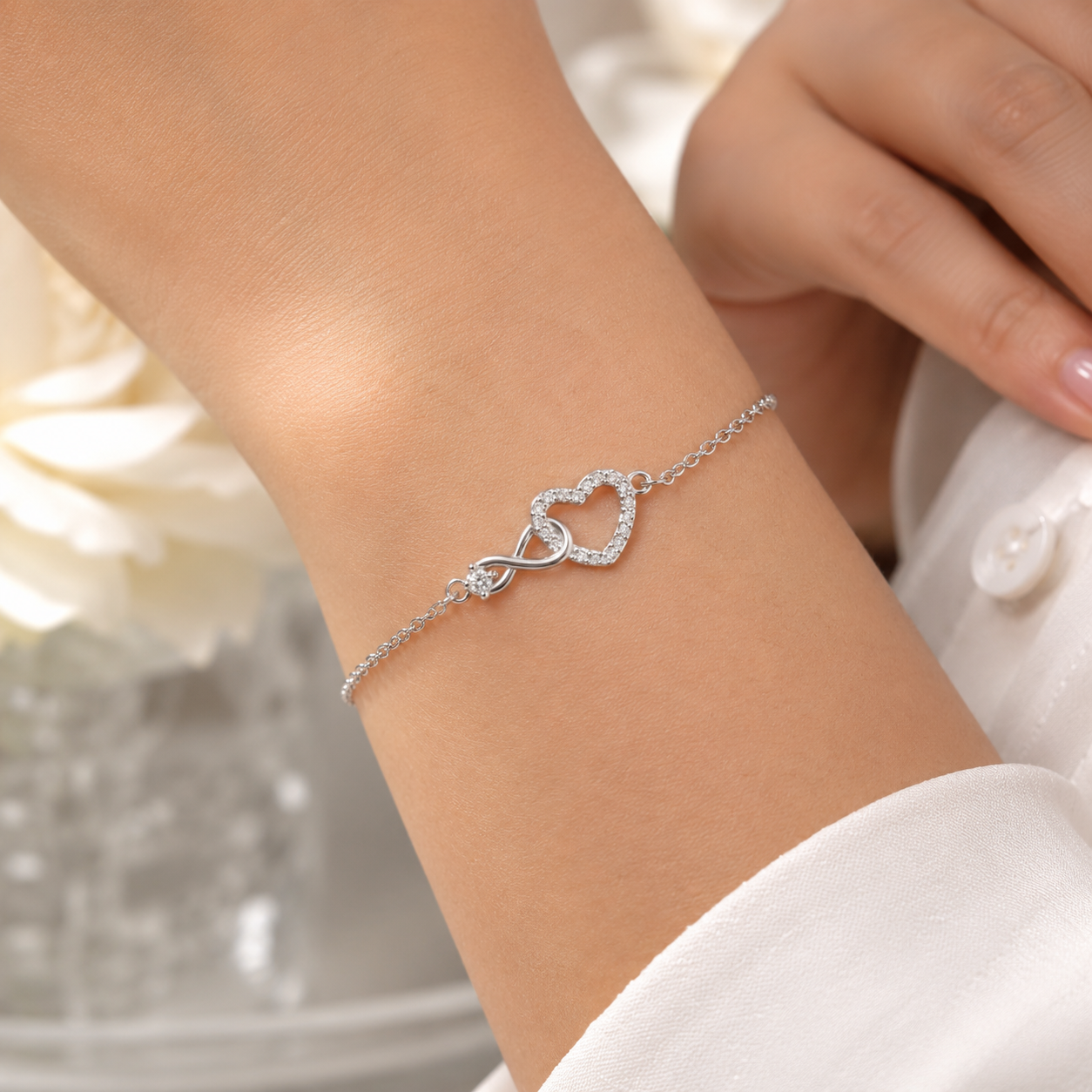Zeitloses Unendlichkeitsarmband für Damen aus Silber mit funkelndem Kristall und romantischem Liebesdesign