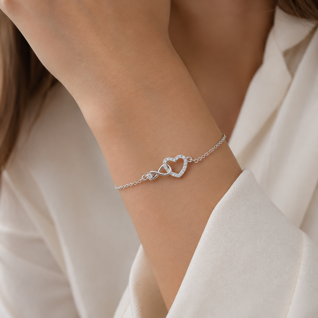 Zeitloses Unendlichkeitsarmband für Damen aus Silber mit funkelndem Kristall und romantischem Liebesdesign