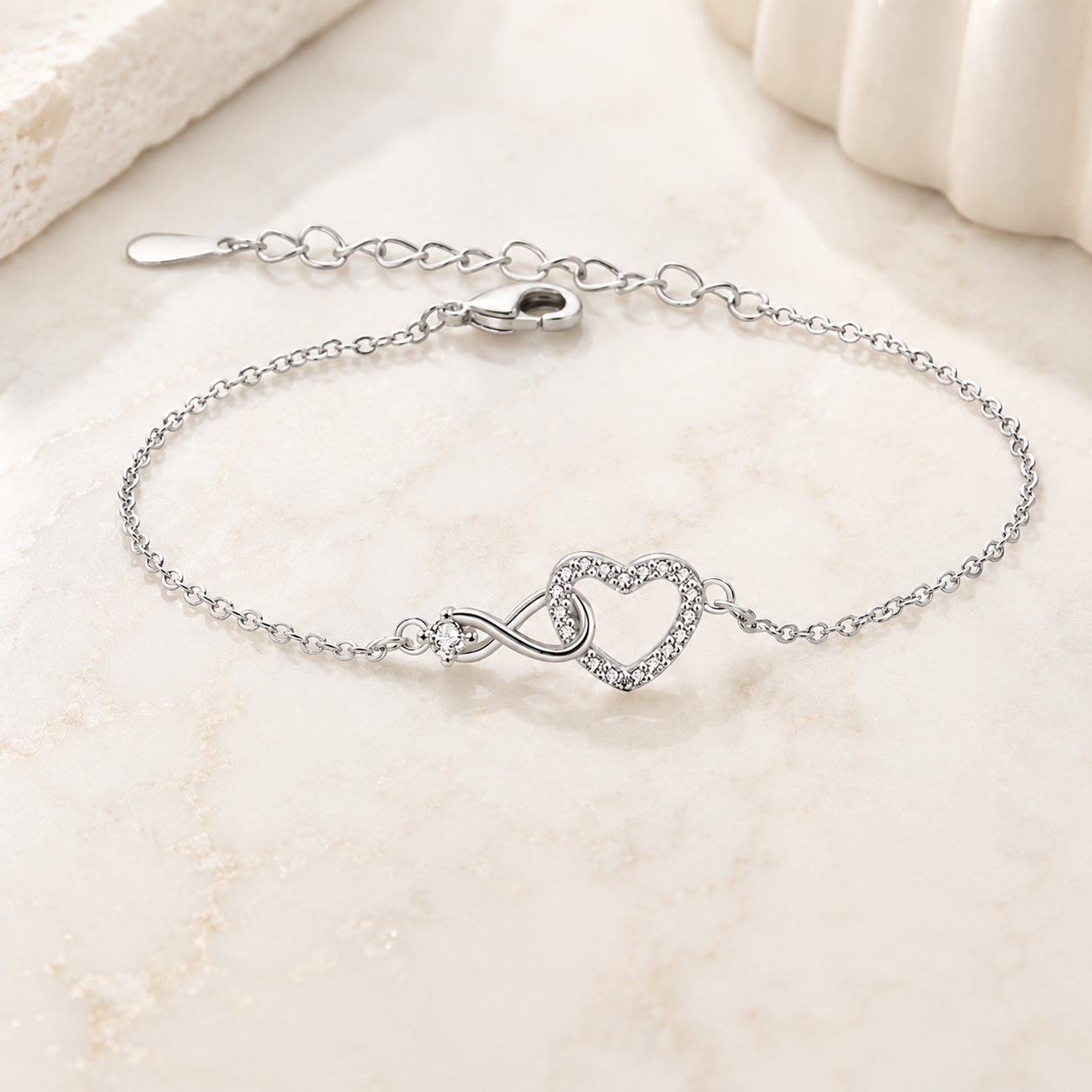 Zeitloses Unendlichkeitsarmband für Damen aus Silber mit funkelndem Kristall und romantischem Liebesdesign