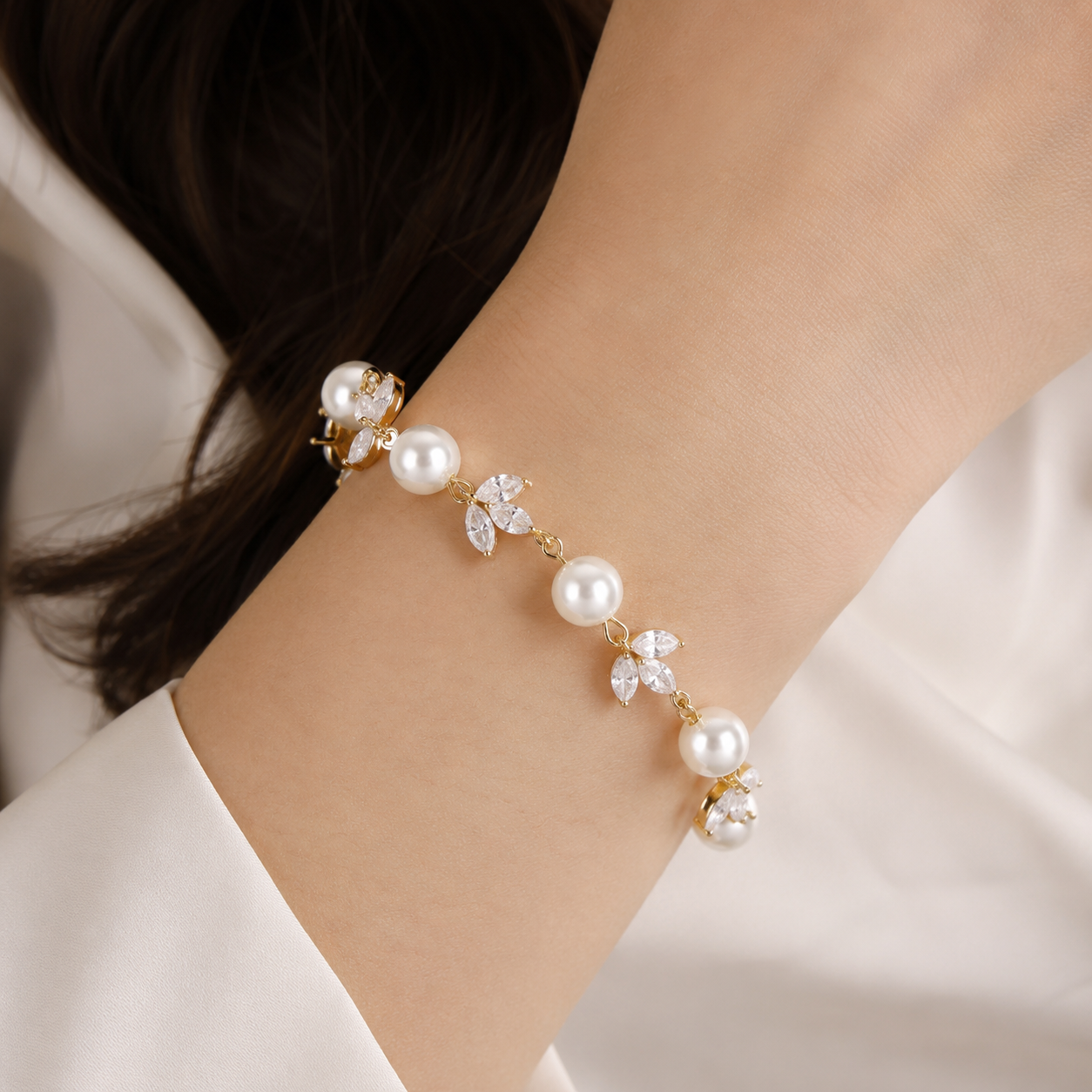 Edles Perlenarmband für Damen mit funkelnden Zirkonsteinen und filigranem Blattdesign