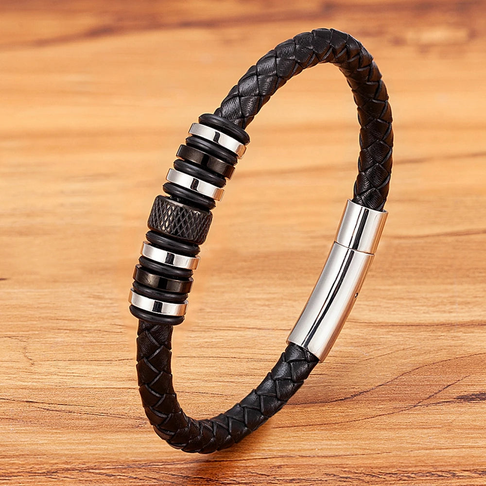 Elegante Männerarmband aus Leder und Edelstahl überzeugt durch seinen minimalistischen Stil