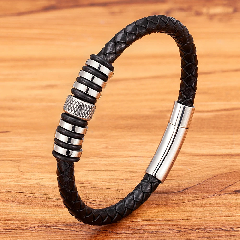 Elegante Männerarmband aus Leder und Edelstahl überzeugt durch seinen minimalistischen Stil