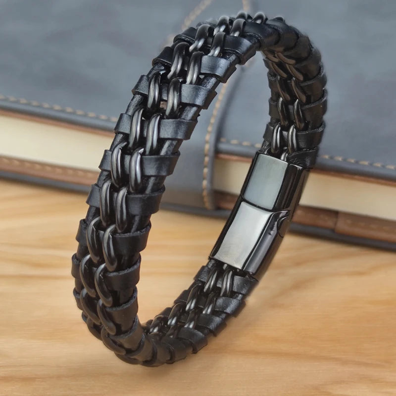 Modernes Kettenarmband aus Leder und vergoldetem Edelstahl