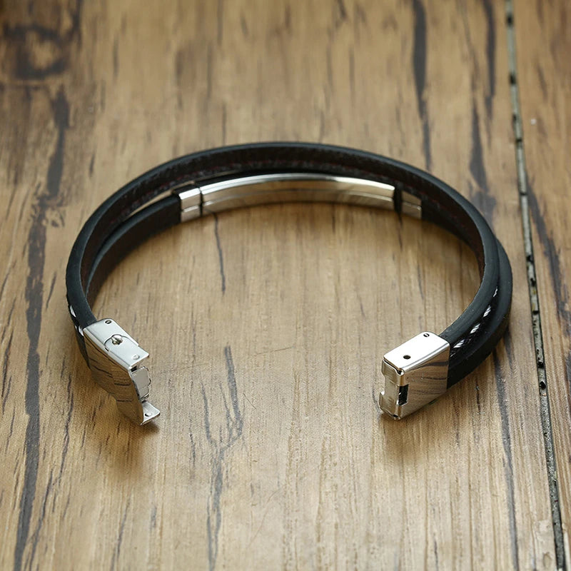 Einzigartiges Armband aus Leder mit dekorativen Nähten und einem Edelstahl-Element
