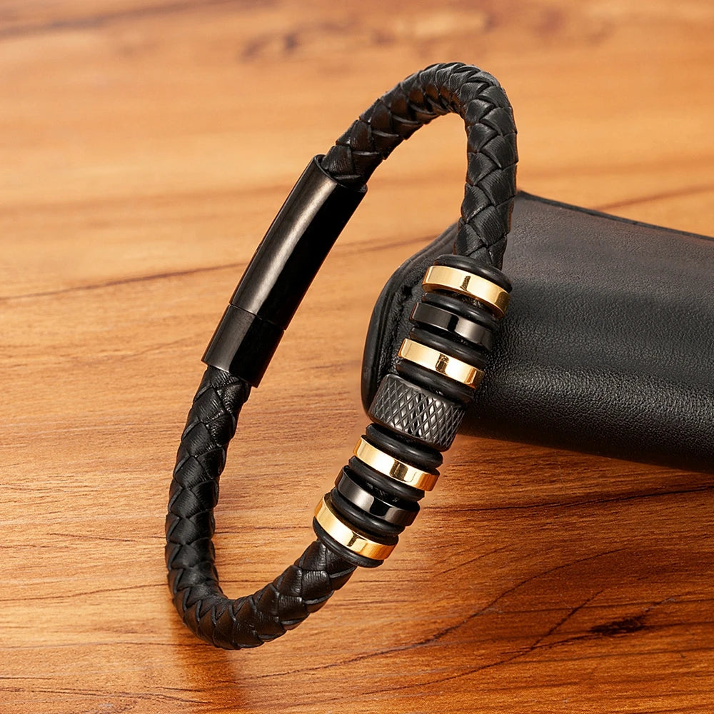 Elegante Männerarmband aus Leder und Edelstahl überzeugt durch seinen minimalistischen Stil