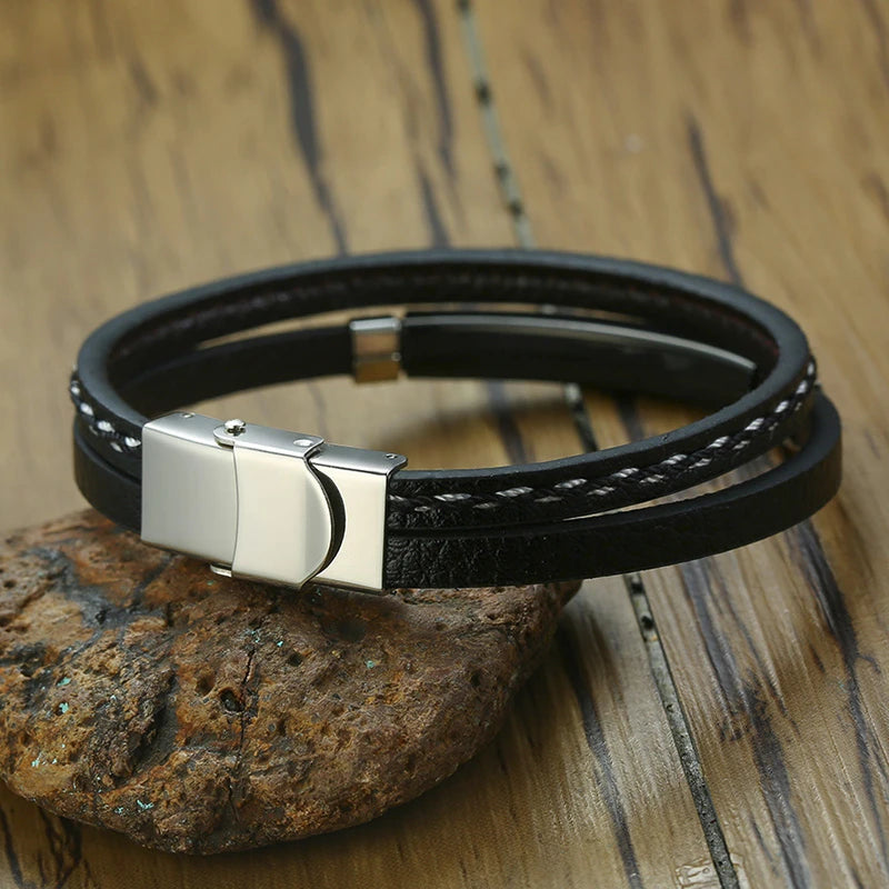 Einzigartiges Armband aus Leder mit dekorativen Nähten und einem Edelstahl-Element