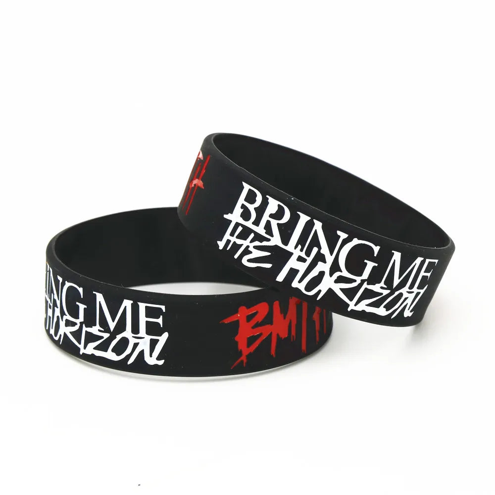 Schwarzes Gummi‑Armband mit großflächigem Band‑Lettering und 2‑mm Stärke