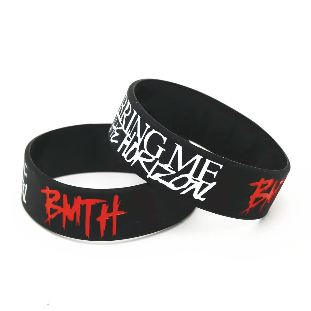 Schwarzes Gummi‑Armband mit großflächigem Band‑Lettering und 2‑mm Stärke