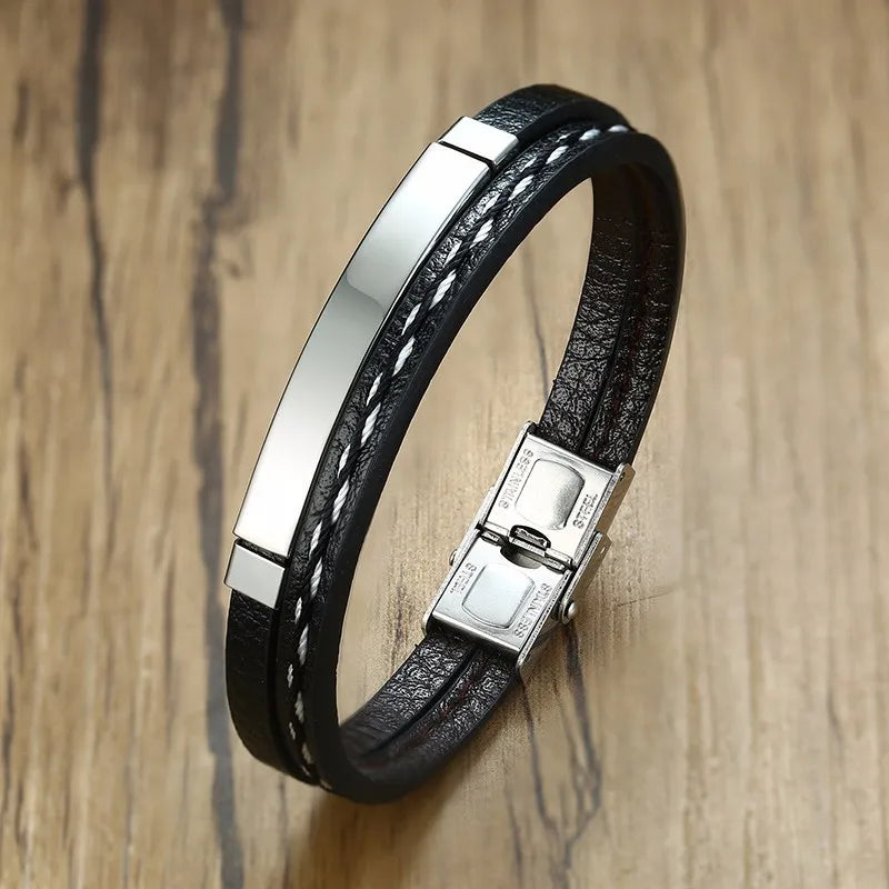 Einzigartiges Armband aus Leder mit dekorativen Nähten und einem Edelstahl-Element
