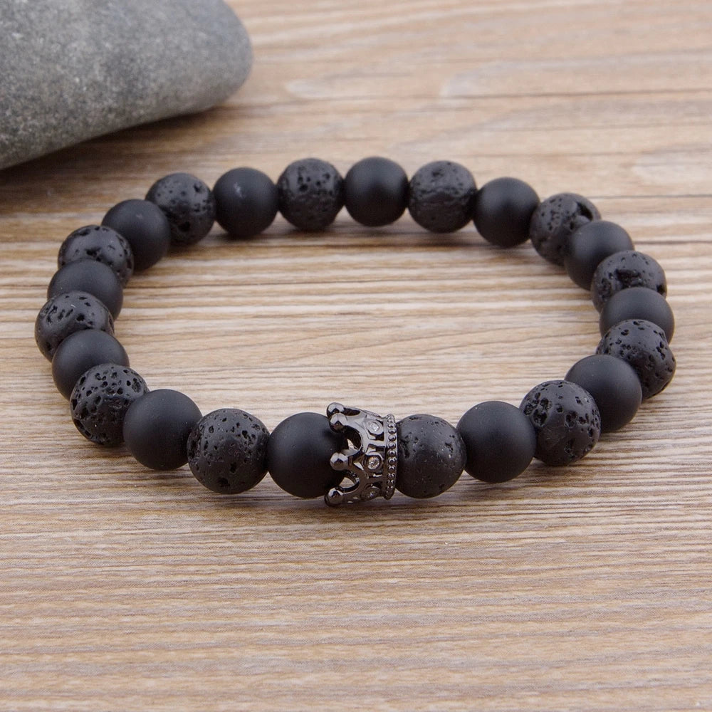 Stilvolle Armband aus Lava‑ und matten Onyxsteinen überzeugt mit einem modernen Interlocking‑Design