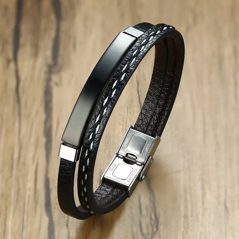 Einzigartiges Armband aus Leder mit dekorativen Nähten und einem Edelstahl-Element