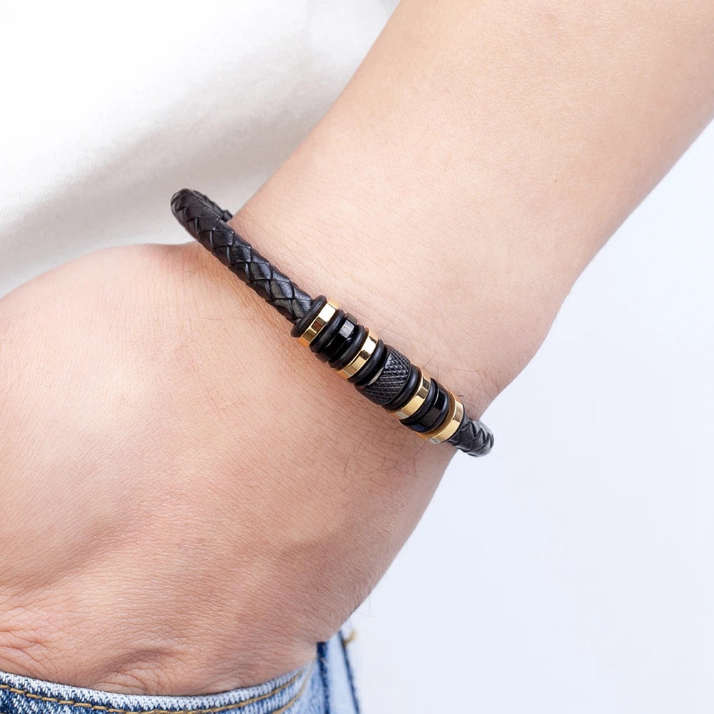 Elegante Männerarmband aus Leder und Edelstahl überzeugt durch seinen minimalistischen Stil
