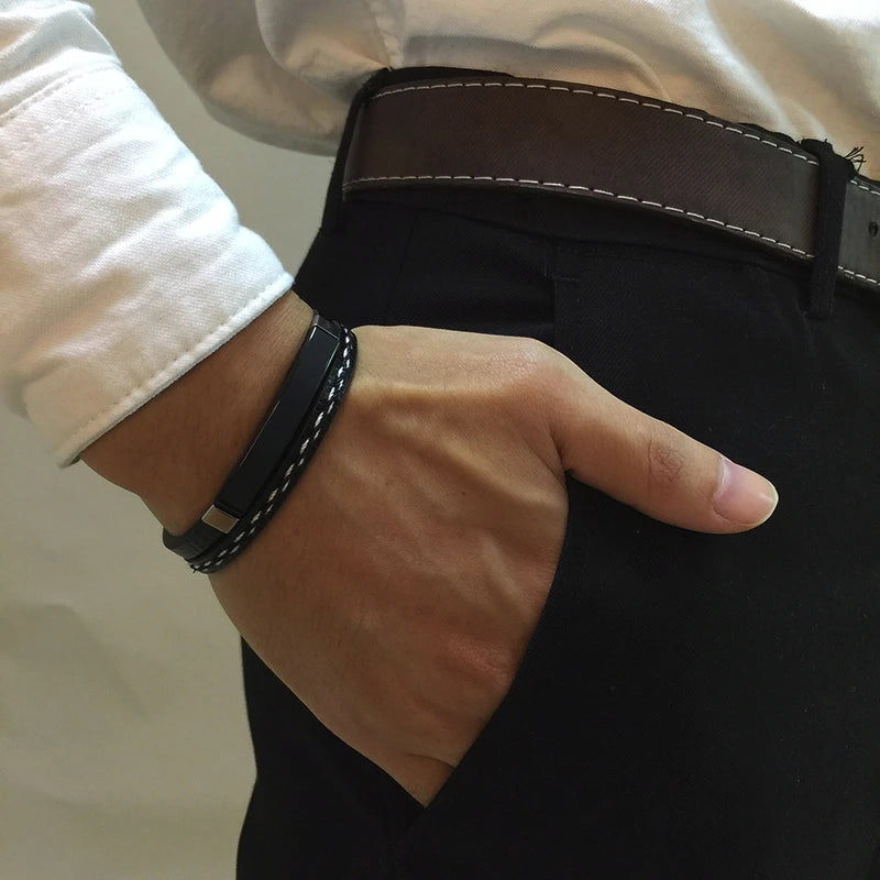 Einzigartiges Armband aus Leder mit dekorativen Nähten und einem Edelstahl-Element