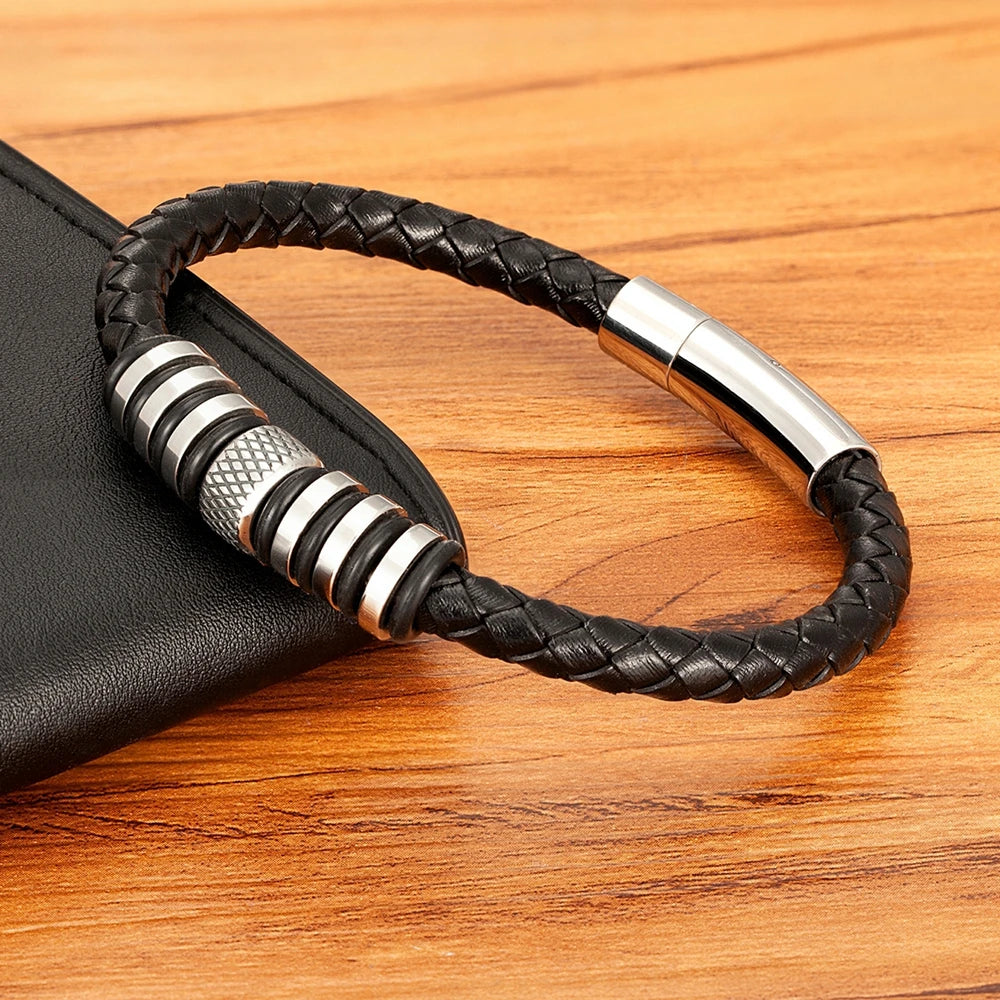 Elegante Männerarmband aus Leder und Edelstahl überzeugt durch seinen minimalistischen Stil