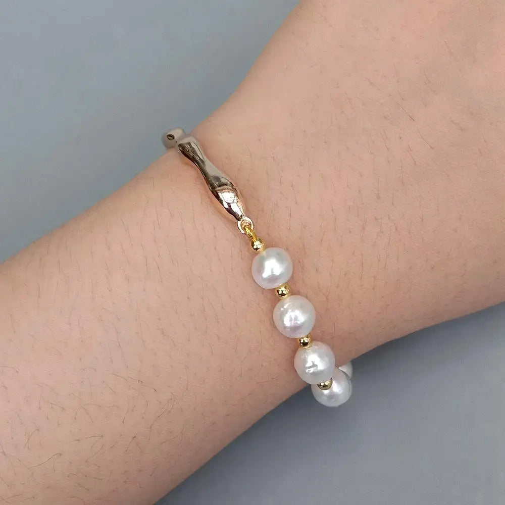 Luxuriöses Schmuckarmband mit weißen Zuchtperlen und glänzendem Goldton