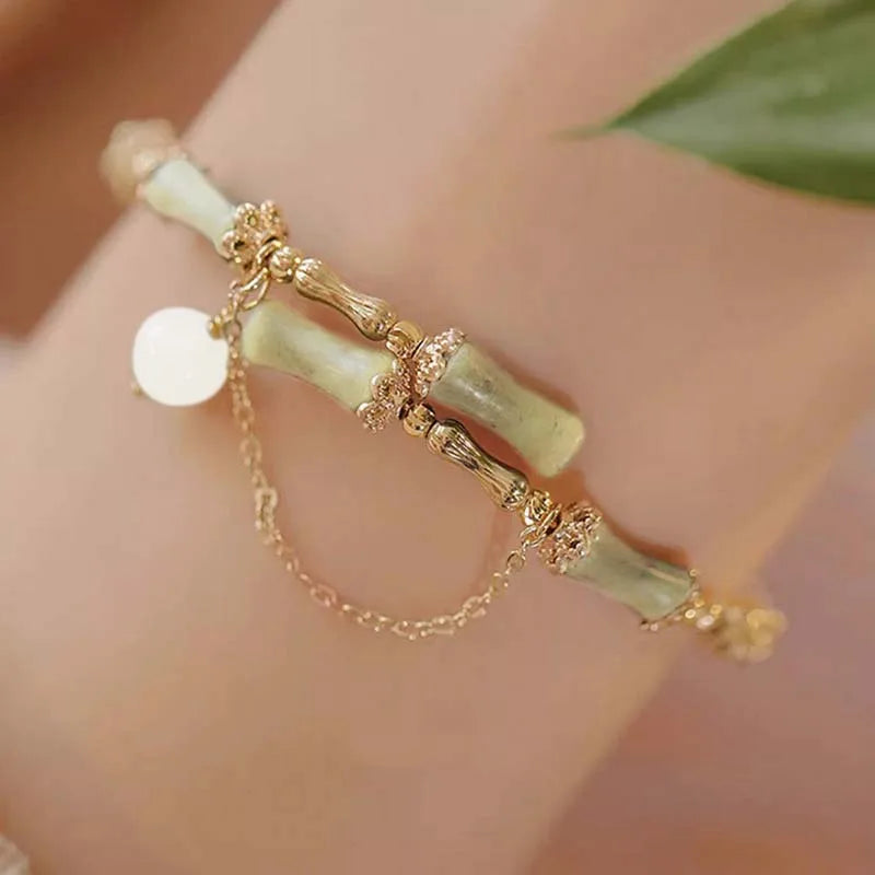 Trendiges grünes Jade‑Armband mit Bambus‑Gliedern & Maiglöckchen‑Charm