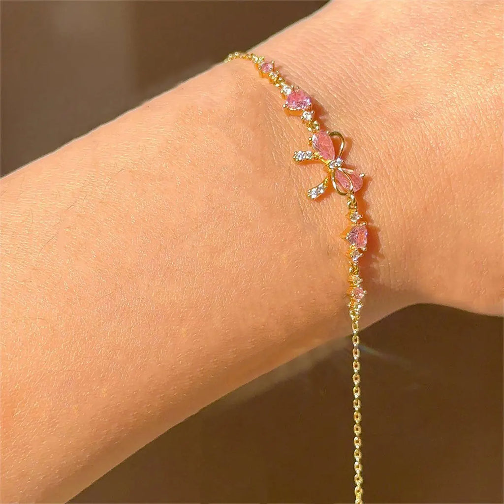 Hochwertige Damenarmband aus Silber kombiniert filigrane Verarbeitung mit einem strahlenden Herzanhänger