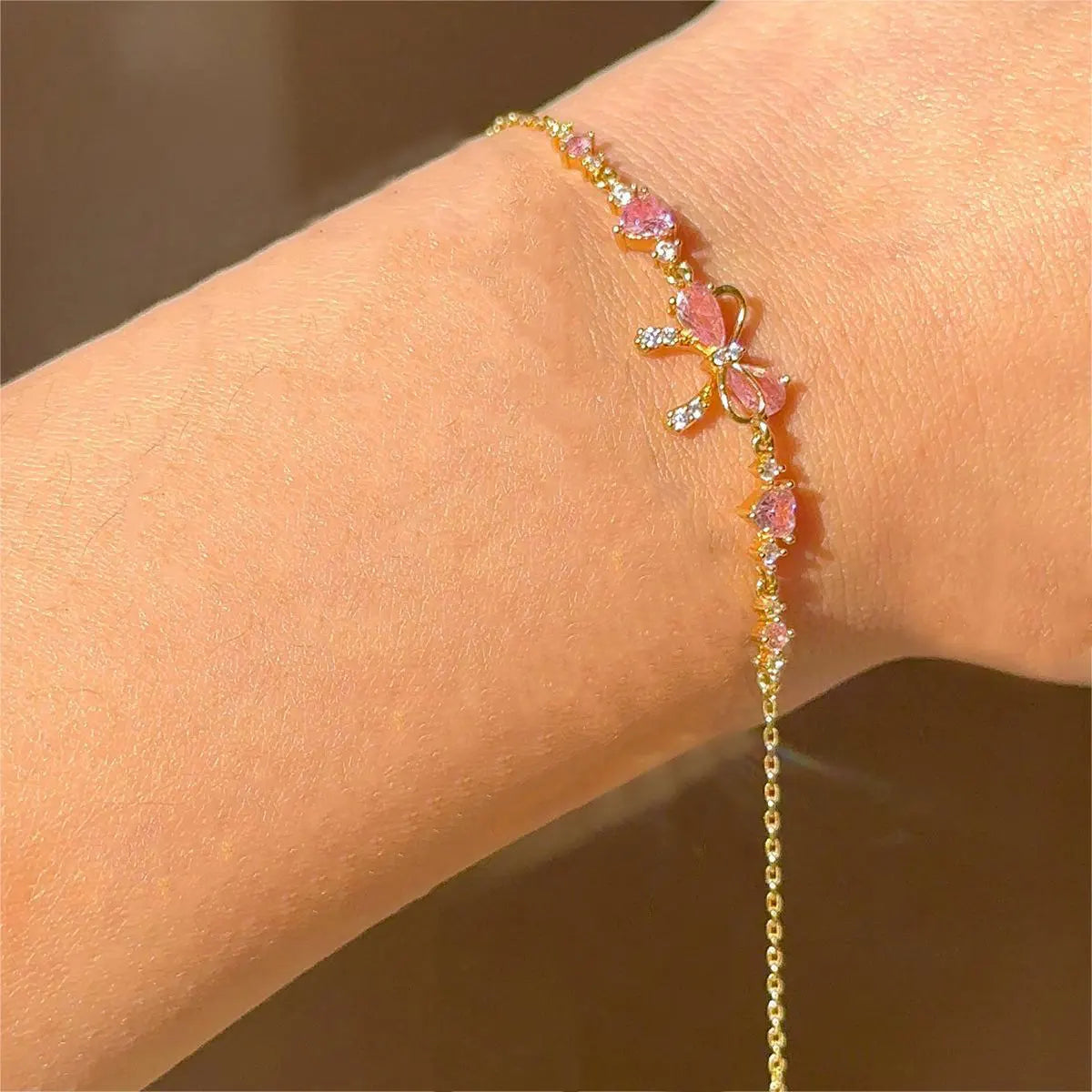 Hochwertige Damenarmband aus Silber kombiniert filigrane Verarbeitung mit einem strahlenden Herzanhänger
