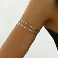 Goldfarbener Spiral‑Oberarmreif im minimalistischen Design