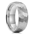 Moderner Titanring mit gehämmerter, multifacettierter Oberfläche