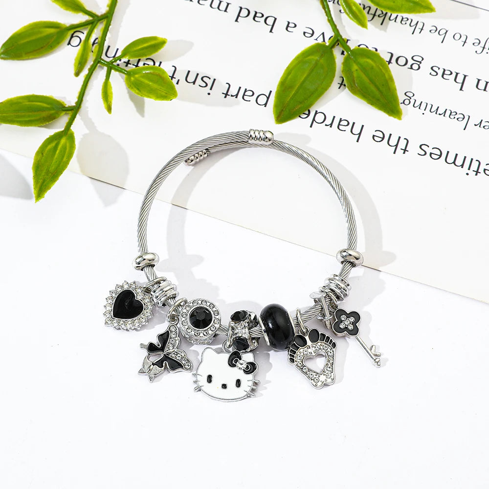 Silberfarbener Hello‑Kitty Charm‑Armreif – Emaille‑Design & Strass‑Glanz